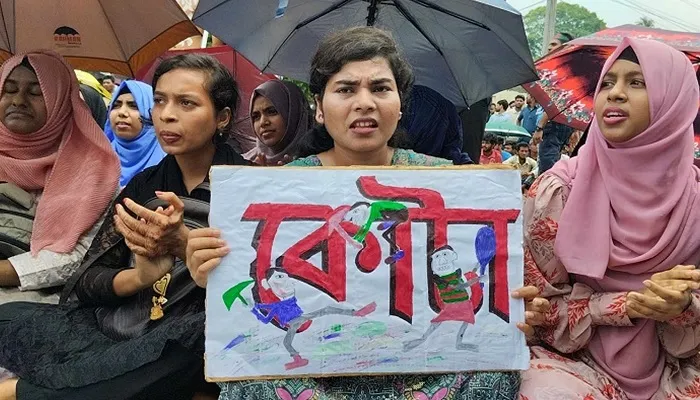 বহু নারী শেখ হাসিনা বিরোধী আন্দোলনে রাস্তায় নেমেছিল